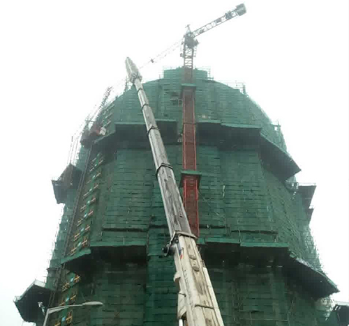 龙安吊车在工地上作业